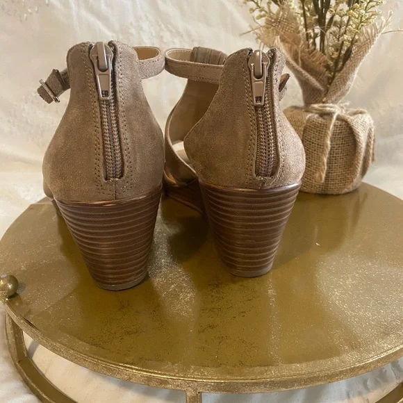 Kelly & Katie Women’s Tan Wedge Sandals with T-Strap Size 8 - Picture 2 of 4